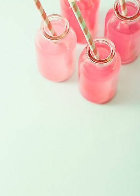 포토 JPG 스튜디오촬영 음료 분홍색 컬러 유리병 실내 빨대 사람없음 아웃포커스 병 국내포토 식기 병_용기 촬영기법 내부 파일형식