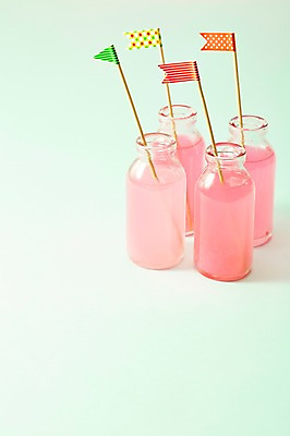 포토 JPG 스튜디오촬영 음료 분홍색 컬러 유리병 실내 사람없음 아웃포커스 깃발 막대기 병 국내포토 식기 병_용기 촬영기법 내부 파일형식