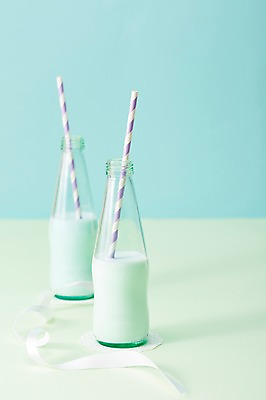 포토 JPG 스튜디오촬영 음료 컬러 탁자 유리병 실내 빨대 사람없음 아웃포커스 흰색 병 국내포토 식기 가구 병_용기 촬영기법 내부 파일형식