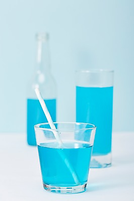 포토 JPG 스튜디오촬영 음료 음식 컬러 유리병 잔 실내 빨대 사람없음 아웃포커스 컵 파란색 병 국내포토 식기 병_용기 촬영기법 내부 파일형식