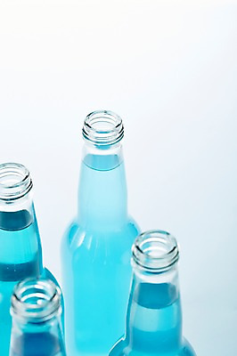 포토 JPG 스튜디오촬영 음료 음식 컬러 유리병 실내 사람없음 아웃포커스 파란색 병 국내포토 식기 병_용기 촬영기법 내부 파일형식