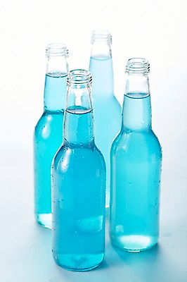 포토 JPG 스튜디오촬영 음료 음식 컬러 유리병 실내 사람없음 아웃포커스 파란색 병 국내포토 식기 병_용기 촬영기법 내부 파일형식