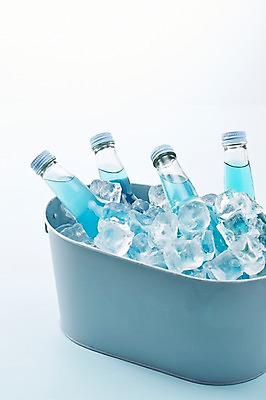 포토 JPG 스튜디오촬영 음료 음식 컬러 유리병 실내 통 사람없음 파란색 바구니 얼음 병 국내포토 자연요소 식기 병_용기 내부 파일형식