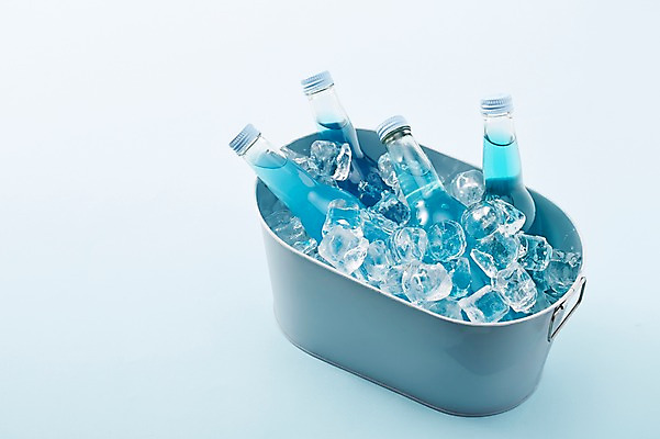 포토 JPG 스튜디오촬영 음료 음식 컬러 유리병 실내 통 사람없음 파란색 바구니 얼음 병 국내포토 자연요소 식기 병_용기 내부 파일형식