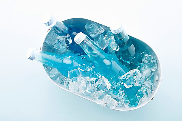 포토 JPG 스튜디오촬영 음료 음식 컬러 유리병 실내 통 사람없음 파란색 바구니 얼음 병 국내포토 자연요소 식기 병_용기 내부 파일형식