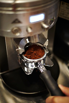 포토 JPG 스튜디오촬영 손 커피 음료 음식 재료 한손 실내 한명 들기 아웃포커스 신체부위 기계 커피메이커 에스프레소머신 커피가루 국내포토 1 모션 촬영기법 사람 내부 가루 커피용품 파일형식