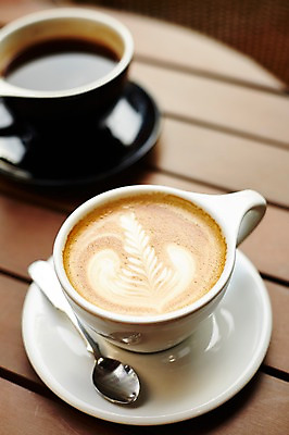 포토 JPG 스튜디오촬영 커피 음료 음식 탁자 잔 실내 사람없음 아웃포커스 컵 숟가락 커피잔 찻잔 컵받침 그림 라떼 국내포토 식기 가구 촬영기법 수저 내부 받침대 파일형식