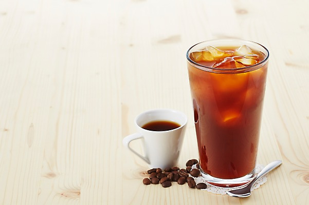 포토 JPG 스튜디오촬영 커피 음료 음식 잔 실내 사람없음 아웃포커스 컵 숟가락 얼음 원두 커피잔 찻잔 아메리카노 아이스아메리카노 국내포토 자연요소 식기 촬영기법 수저 내부 아이스커피 파일형식