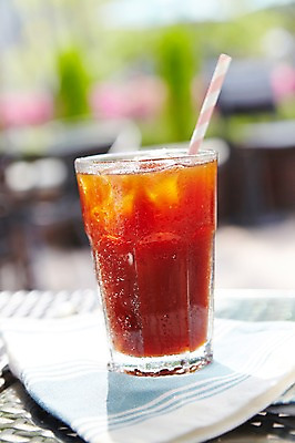 포토 JPG 주간 커피 음료 음식 탁자 잔 빨대 사람없음 야외 아웃포커스 컵 얼음 아메리카노 아이스아메리카노 국내포토 자연요소 식기 가구 촬영기법 아이스커피 파일형식