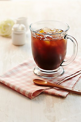 포토 JPG 스튜디오촬영 커피 음료 음식 탁자 잔 실내 사람없음 아웃포커스 컵 숟가락 얼음 식탁보 아메리카노 아이스커피 아이스아메리카노 국내포토 자연요소 식기 가구 촬영기법 수저 내부 파일형식