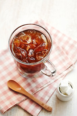 포토 JPG 스튜디오촬영 커피 음료 음식 탁자 잔 실내 사람없음 아웃포커스 컵 숟가락 얼음 식탁보 아메리카노 아이스커피 아이스아메리카노 국내포토 자연요소 식기 가구 촬영기법 수저 내부 파일형식