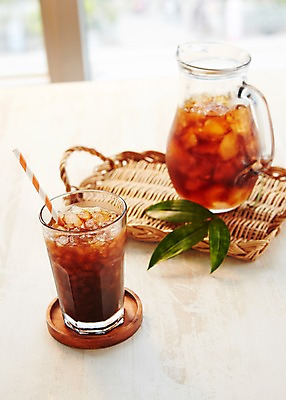 포토 JPG 스튜디오촬영 커피 음료 음식 탁자 주전자 잔 쟁반 실내 빨대 사람없음 아웃포커스 컵 얼음 컵받침 아메리카노 아이스아메리카노 국내포토 자연요소 식기 가구 주방용품 촬영기법 내부 받침대 아이스커피 파일형식