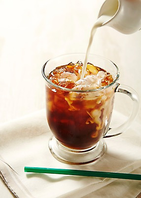 포토 JPG 스튜디오촬영 커피 음료 음식 주전자 잔 실내 빨대 사람없음 아웃포커스 컵 우유 아이스커피 라떼 아이스아메리카노 국내포토 식기 주방용품 유제품 촬영기법 내부 아메리카노 파일형식