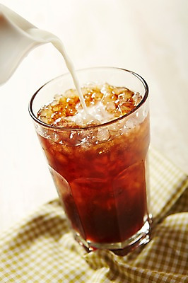 포토 JPG 스튜디오촬영 커피 음료 음식 탁자 주전자 실내 사람없음 아웃포커스 얼음 우유 식탁보 아메리카노 아이스커피 라떼 아이스아메리카노 국내포토 자연요소 가구 주방용품 유제품 촬영기법 내부 파일형식