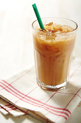 포토 JPG 스튜디오촬영 커피 음료 음식 탁자 잔 실내 빨대 사람없음 아웃포커스 컵 얼음 식탁보 아이스커피 라떼 국내포토 자연요소 식기 가구 촬영기법 내부 파일형식