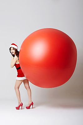 포토 JPG 스튜디오촬영 전신 모자 우먼라이프 여자 기념일 크리스마스 산타모자 공 산타옷 실내 한명 서기 웃음 들기 사람 동양인 이벤트 20대 성인 옆모습 섹시 산타클로스 한국인 하이힐 유혹 풍선 특별함 의료성형뷰티 여자만 여자한명만 성인여자만 청년만 청년여자만 성인한명만 청년여자한명만 성인여자한명만 성인만 국내포토 모자_잡화 1 라이프스타일 잡화 옷 구두 뷰포인트 컨셉 모션 표정 인종 청년 내부 여성화 파일형식