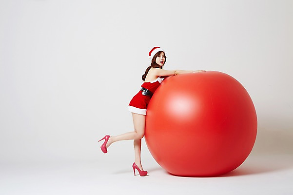 포토 JPG 스튜디오촬영 전신 모자 우먼라이프 여자 기념일 포즈 크리스마스 산타모자 공 모션 산타옷 실내 한명 서기 사람 동양인 이벤트 20대 성인 옆모습 섹시 산타클로스 기댐 한국인 하이힐 유혹 풍선 특별함 의료성형뷰티 여자만 여자한명만 성인여자만 청년만 청년여자만 성인한명만 청년여자한명만 성인여자한명만 성인만 국내포토 1 라이프스타일 잡화 옷 구두 뷰포인트 컨셉 인종 청년 내부 여성화 파일형식 신발 생활