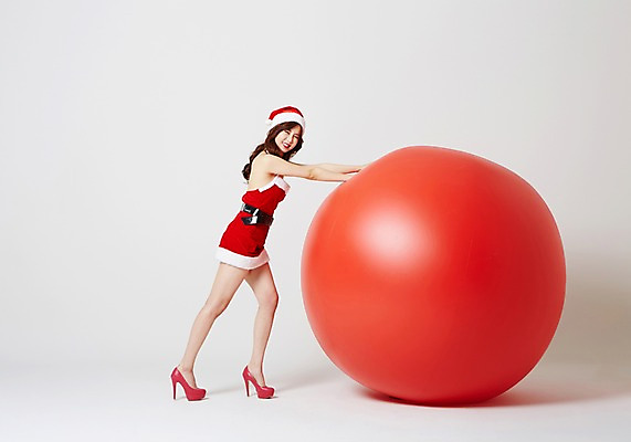 포토 JPG 스튜디오촬영 전신 모자 우먼라이프 여자 기념일 포즈 크리스마스 산타모자 공 모션 산타옷 실내 한명 서기 웃음 사람 동양인 이벤트 20대 성인 옆모습 섹시 산타클로스 한국인 찡그림 밀기 하이힐 유혹 풍선 특별함 의료성형뷰티 여자만 여자한명만 성인여자만 청년만 청년여자만 성인한명만 청년여자한명만 성인여자한명만 성인만 국내포토 모자_잡화 1 라이프스타일 잡화 옷 구두 뷰포인트 컨셉 표정 인종 청년 내부 여성화 파일형식