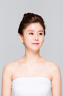 포토 JPG 스튜디오촬영 우먼라이프 응시 여자 포즈 실내 한명 사람 동양인 상반신 20대 성인 앞모습 뷰티 한국인 매끈함 튜브탑 순수 올림머리 청순 의료성형뷰티 여자만 여자한명만 성인여자만 청년만 청년여자만 성인한명만 청년여자한명만 성인여자한명만 성인만 국내포토 1 라이프스타일 헤어스타일 시선 뷰포인트 컨셉 상의 인종 청년 내부 감각 파일형식