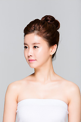 포토 JPG 스튜디오촬영 우먼라이프 응시 여자 포즈 실내 한명 사람 동양인 상반신 20대 성인 앞모습 뷰티 한국인 매끈함 튜브탑 순수 올림머리 청순 의료성형뷰티 여자만 여자한명만 성인여자만 청년만 청년여자만 성인한명만 청년여자한명만 성인여자한명만 성인만 국내포토 1 라이프스타일 헤어스타일 시선 뷰포인트 컨셉 상의 인종 청년 내부 감각 파일형식