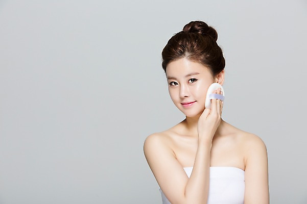 포토 JPG 스튜디오촬영 우먼라이프 여자 실내 한명 들기 사람 동양인 상반신 20대 성인 앞모습 화장 뷰티 한국인 화장용품 매끈함 튜브탑 순수 바르기 올림머리 퍼프 청순 의료성형뷰티 여자만 여자한명만 성인여자만 청년만 청년여자만 성인한명만 청년여자한명만 성인여자한명만 성인만 국내포토 1 라이프스타일 헤어스타일 뷰포인트 컨셉 상의 모션 인종 청년 내부 미용용품 감각 파일형식