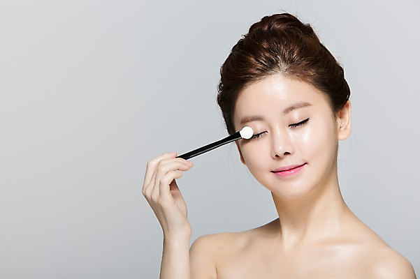 포토 JPG 스튜디오촬영 우먼라이프 여자 실내 한명 들기 사람 동양인 상반신 20대 성인 앞모습 화장 뷰티 눈감음 한국인 화장용품 붓 매끈함 순수 바르기 올림머리 눈화장 아이섀도 청순 의료성형뷰티 여자만 여자한명만 성인여자만 청년만 청년여자만 성인한명만 청년여자한명만 성인여자한명만 성인만 국내포토 1 라이프스타일 헤어스타일 뷰포인트 컨셉 모션 인종 청년 내부 화장품 미용용품 감각 파일형식