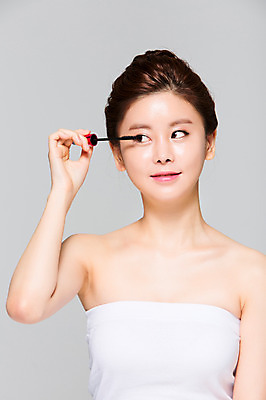 포토 JPG 스튜디오촬영 우먼라이프 여자 실내 한명 들기 사람 동양인 상반신 20대 성인 앞모습 화장 뷰티 화장품 한국인 매끈함 튜브탑 순수 마스카라 올림머리 눈화장 청순 의료성형뷰티 여자만 여자한명만 성인여자만 청년만 청년여자만 성인한명만 청년여자한명만 성인여자한명만 성인만 국내포토 1 라이프스타일 헤어스타일 뷰포인트 컨셉 상의 모션 인종 청년 내부 감각 파일형식