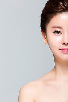 포토 JPG 스튜디오촬영 우먼라이프 여자 실내 한명 사람 동양인 상반신 20대 성인 앞모습 뷰티 한국인 매끈함 순수 올림머리 청순 의료성형뷰티 여자만 여자한명만 성인여자만 청년만 청년여자만 성인한명만 청년여자한명만 성인여자한명만 성인만 국내포토 1 라이프스타일 헤어스타일 뷰포인트 컨셉 인종 청년 내부 감각 파일형식