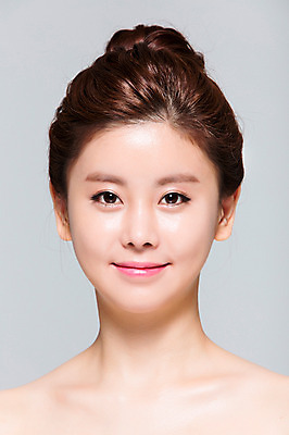 포토 JPG 스튜디오촬영 우먼라이프 여자 실내 한명 웃음 사람 동양인 상반신 20대 성인 앞모습 뷰티 한국인 매끈함 순수 올림머리 청순 의료성형뷰티 여자만 여자한명만 성인여자만 청년만 청년여자만 성인한명만 청년여자한명만 성인여자한명만 성인만 국내포토 1 라이프스타일 헤어스타일 뷰포인트 컨셉 표정 인종 청년 내부 감각 파일형식