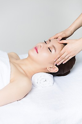 포토 JPG 스튜디오촬영 우먼라이프 손 여자 얼굴 실내 사람 동양인 상반신 20대 성인 두명 옆모습 신체부위 수건 눕기 뷰티 눈감음 스파 한국인 마사지 매끈함 순수 주무르기 청순 의료성형뷰티 청년만 성인만 국내포토 라이프스타일 뷰포인트 컨셉 모션 인종 청년 내부 위생용품 감각 파일형식