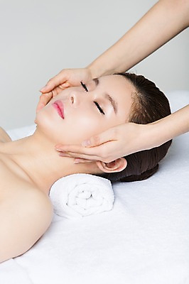 포토 JPG 스튜디오촬영 우먼라이프 손 여자 얼굴 실내 사람 동양인 상반신 20대 성인 두명 옆모습 신체부위 수건 눕기 뷰티 눈감음 스파 한국인 마사지 매끈함 순수 주무르기 청순 의료성형뷰티 청년만 성인만 국내포토 라이프스타일 뷰포인트 컨셉 모션 인종 청년 내부 위생용품 감각 파일형식