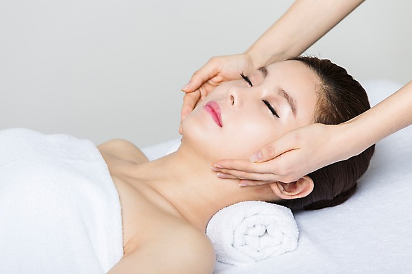 포토 JPG 스튜디오촬영 우먼라이프 손 여자 얼굴 실내 사람 동양인 상반신 20대 성인 두명 옆모습 신체부위 수건 눕기 뷰티 눈감음 스파 한국인 마사지 매끈함 순수 주무르기 청순 의료성형뷰티 청년만 성인만 국내포토 라이프스타일 뷰포인트 컨셉 모션 인종 청년 내부 위생용품 감각 파일형식