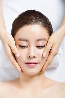 포토 JPG 스튜디오촬영 우먼라이프 손 여자 얼굴 실내 사람 동양인 상반신 20대 성인 두명 앞모습 신체부위 하이앵글 수건 눕기 뷰티 눈감음 스파 한국인 마사지 매끈함 순수 주무르기 청순 의료성형뷰티 청년만 성인만 국내포토 라이프스타일 뷰포인트 컨셉 모션 인종 청년 내부 위생용품 감각 파일형식