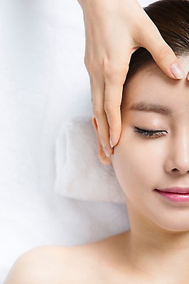 포토 JPG 스튜디오촬영 우먼라이프 손 여자 얼굴 실내 사람 동양인 상반신 20대 성인 두명 앞모습 신체부위 하이앵글 수건 눕기 뷰티 눈감음 스파 한국인 마사지 매끈함 순수 주무르기 청순 의료성형뷰티 청년만 성인만 국내포토 라이프스타일 뷰포인트 컨셉 모션 인종 청년 내부 위생용품 감각 파일형식