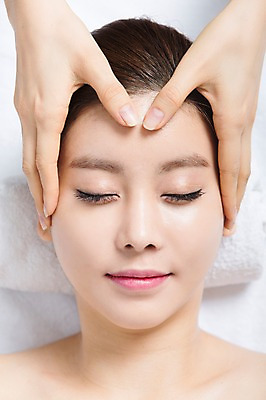 포토 JPG 스튜디오촬영 우먼라이프 손 여자 얼굴 실내 사람 동양인 상반신 20대 성인 두명 앞모습 신체부위 하이앵글 수건 눕기 뷰티 눈감음 스파 한국인 마사지 매끈함 순수 주무르기 청순 의료성형뷰티 청년만 성인만 국내포토 라이프스타일 뷰포인트 컨셉 모션 인종 청년 내부 위생용품 감각 파일형식