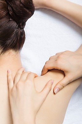 포토 JPG 스튜디오촬영 우먼라이프 손 여자 엎드리기 실내 사람 동양인 상반신 20대 성인 두명 뒷모습 신체부위 하이앵글 눕기 뷰티 스파 한국인 등 마사지 매끈함 순수 주무르기 청순 의료성형뷰티 청년만 성인만 국내포토 라이프스타일 뷰포인트 컨셉 모션 인종 청년 내부 감각 파일형식