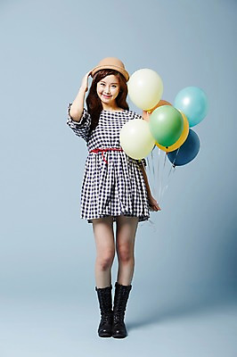 포토 JPG 스튜디오촬영 전신 모자 우먼라이프 원피스 여자 부츠 실내 한명 서기 웃음 들기 사람 동양인 20대 성인 앞모습 귀여움 한국인 클래식 순수 풍선 청순 의료성형뷰티 여자만 여자한명만 성인여자만 청년만 청년여자만 성인한명만 청년여자한명만 성인여자한명만 성인만 국내포토 1 라이프스타일 잡화 옷 뷰포인트 신발 컨셉 모션 표정 인종 청년 내부 파일형식