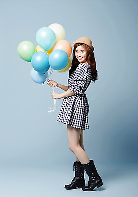 포토 JPG 스튜디오촬영 전신 모자 우먼라이프 원피스 여자 부츠 실내 한명 서기 웃음 들기 사람 동양인 20대 성인 옆모습 귀여움 한국인 클래식 순수 풍선 청순 의료성형뷰티 여자만 여자한명만 성인여자만 청년만 청년여자만 성인한명만 청년여자한명만 성인여자한명만 성인만 국내포토 1 라이프스타일 잡화 옷 뷰포인트 신발 컨셉 모션 표정 인종 청년 내부 파일형식