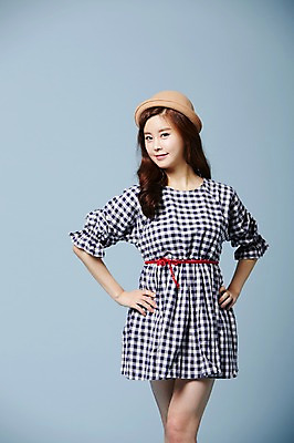 포토 JPG 스튜디오촬영 모자 우먼라이프 원피스 여자 허리손 포즈 실내 한명 서기 웃음 사람 동양인 20대 성인 앞모습 귀여움 한국인 클래식 순수 청순 의료성형뷰티 여자만 여자한명만 성인여자만 청년만 청년여자만 성인한명만 청년여자한명만 성인여자한명만 성인만 국내포토 1 라이프스타일 잡화 옷 뷰포인트 컨셉 모션 표정 인종 청년 내부 파일형식