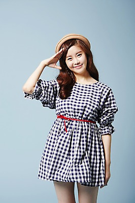 포토 JPG 스튜디오촬영 모자 우먼라이프 원피스 여자 포즈 모션 실내 한명 서기 웃음 사람 동양인 손짓 20대 성인 앞모습 귀여움 한국인 클래식 순수 경례 청순 의료성형뷰티 여자만 여자한명만 성인여자만 청년만 청년여자만 성인한명만 청년여자한명만 성인여자한명만 성인만 국내포토 1 라이프스타일 잡화 옷 뷰포인트 컨셉 표정 인종 청년 내부 인사 파일형식