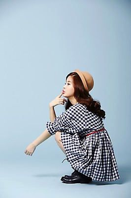포토 JPG 스튜디오촬영 전신 모자 우먼라이프 원피스 여자 포즈 부츠 실내 한명 사람 앉기 동양인 20대 성인 옆모습 귀여움 한국인 클래식 순수 청순 의료성형뷰티 여자만 여자한명만 성인여자만 청년만 청년여자만 성인한명만 청년여자한명만 성인여자한명만 성인만 국내포토 1 라이프스타일 잡화 옷 뷰포인트 신발 컨셉 모션 인종 청년 내부 파일형식