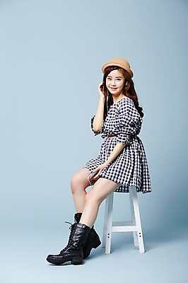 포토 JPG 스튜디오촬영 전신 모자 우먼라이프 원피스 여자 이어폰 의자 부츠 실내 한명 들기 사람 앉기 동양인 20대 성인 옆모습 스마트폰 귀여움 음악감상 한국인 클래식 전화기 순수 통화 청순 의료성형뷰티 여자만 여자한명만 성인여자만 청년만 청년여자만 성인한명만 청년여자한명만 성인여자한명만 성인만 국내포토 1 라이프스타일 잡화 옷 뷰포인트 음향기기 가구 신발 컨셉 모션 인종 청년 내부 핸드폰 스마트기기 감상 파일형식