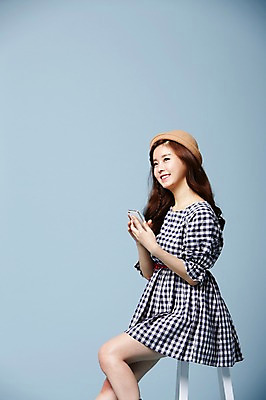 포토 JPG 스튜디오촬영 모자 우먼라이프 응시 원피스 여자 의자 실내 한명 웃음 들기 사람 앉기 동양인 20대 성인 옆모습 스마트폰 귀여움 한국인 클래식 전화기 순수 통화 청순 의료성형뷰티 여자만 여자한명만 성인여자만 청년만 청년여자만 성인한명만 청년여자한명만 성인여자한명만 성인만 국내포토 1 라이프스타일 시선 잡화 옷 뷰포인트 가구 컨셉 모션 표정 인종 청년 내부 핸드폰 스마트기기 파일형식