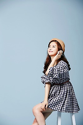 포토 JPG 스튜디오촬영 모자 우먼라이프 원피스 여자 의자 실내 한명 웃음 들기 사람 앉기 동양인 20대 성인 옆모습 스마트폰 귀여움 한국인 클래식 전화기 순수 통화 청순 의료성형뷰티 여자만 여자한명만 성인여자만 청년만 청년여자만 성인한명만 청년여자한명만 성인여자한명만 성인만 국내포토 1 라이프스타일 잡화 옷 뷰포인트 가구 컨셉 모션 표정 인종 청년 내부 핸드폰 스마트기기 파일형식