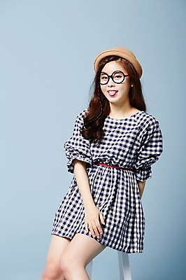 포토 JPG 스튜디오촬영 모자 우먼라이프 원피스 여자 안경 의자 실내 한명 웃음 사람 앉기 동양인 20대 성인 앞모습 귀여움 한국인 클래식 순수 메롱 청순 의료성형뷰티 여자만 여자한명만 성인여자만 청년만 청년여자만 성인한명만 청년여자한명만 성인여자한명만 성인만 국내포토 1 라이프스타일 잡화 옷 뷰포인트 가구 컨셉 모션 표정 인종 청년 내부 파일형식