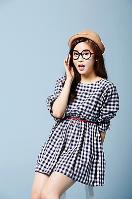 포토 JPG 스튜디오촬영 모자 우먼라이프 원피스 여자 안경 의자 실내 한명 사람 앉기 동양인 20대 성인 앞모습 귀여움 한국인 클래식 순수 청순 의료성형뷰티 여자만 여자한명만 성인여자만 청년만 청년여자만 성인한명만 청년여자한명만 성인여자한명만 성인만 국내포토 1 라이프스타일 잡화 옷 뷰포인트 가구 컨셉 모션 인종 청년 내부 파일형식
