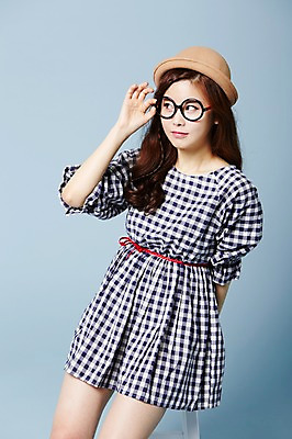 포토 JPG 스튜디오촬영 모자 우먼라이프 응시 원피스 여자 안경 의자 실내 한명 사람 앉기 동양인 20대 성인 앞모습 귀여움 한국인 클래식 순수 청순 의료성형뷰티 여자만 여자한명만 성인여자만 청년만 청년여자만 성인한명만 청년여자한명만 성인여자한명만 성인만 국내포토 1 라이프스타일 시선 잡화 옷 뷰포인트 가구 컨셉 모션 인종 청년 내부 파일형식