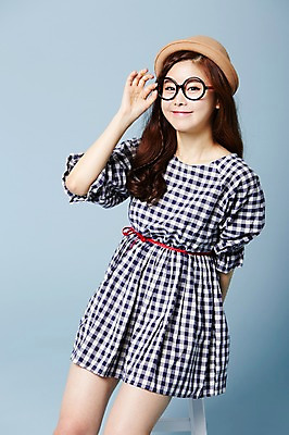포토 JPG 스튜디오촬영 모자 우먼라이프 원피스 여자 안경 의자 실내 한명 웃음 사람 앉기 동양인 20대 성인 앞모습 귀여움 한국인 클래식 순수 청순 의료성형뷰티 여자만 여자한명만 성인여자만 청년만 청년여자만 성인한명만 청년여자한명만 성인여자한명만 성인만 국내포토 1 라이프스타일 잡화 옷 뷰포인트 가구 컨셉 모션 표정 인종 청년 내부 파일형식