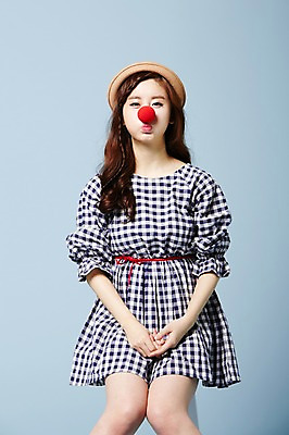 포토 JPG 스튜디오촬영 모자 우먼라이프 원피스 여자 의자 실내 한명 사람 앉기 동양인 20대 성인 앞모습 신체부위 귀여움 한국인 클래식 피에로 빨간코 순수 코 청순 의료성형뷰티 여자만 여자한명만 성인여자만 청년만 청년여자만 성인한명만 청년여자한명만 성인여자한명만 성인만 국내포토 1 라이프스타일 잡화 옷 뷰포인트 가구 컨셉 모션 인종 청년 내부 파일형식