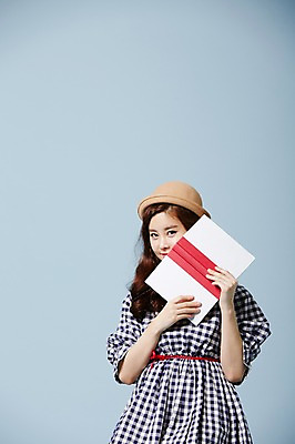 포토 JPG 스튜디오촬영 모자 우먼라이프 원피스 여자 실내 한명 들기 사람 동양인 상반신 20대 성인 앞모습 책 독서 귀여움 한국인 클래식 순수 청순 의료성형뷰티 여자만 여자한명만 성인여자만 청년만 청년여자만 성인한명만 청년여자한명만 성인여자한명만 성인만 국내포토 1 라이프스타일 잡화 옷 뷰포인트 컨셉 모션 인종 청년 내부 파일형식